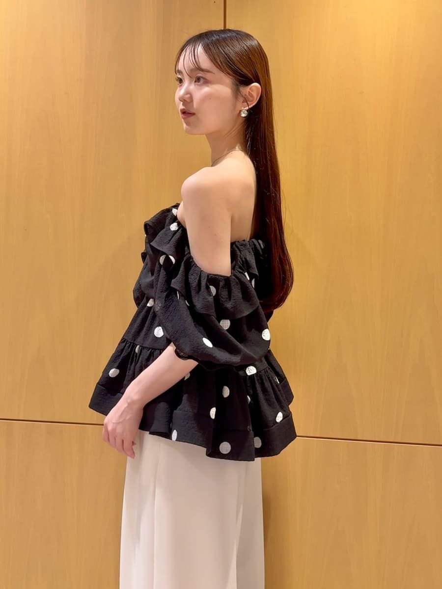 ホワイト系のその他パンツ、ブラック系のシャツ/ブラウス、ブラック系のサンダルを着用したレディースの春コーディネートの5枚目の写真