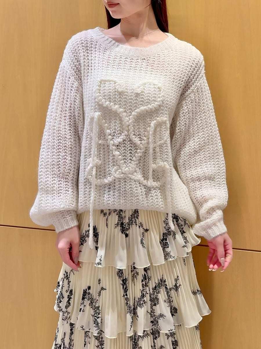 ホワイト系のニット/セーター、ブラウン系のハンドバッグ、イエロー系のスカートを着用したレディースの冬コーディネートの3枚目の写真