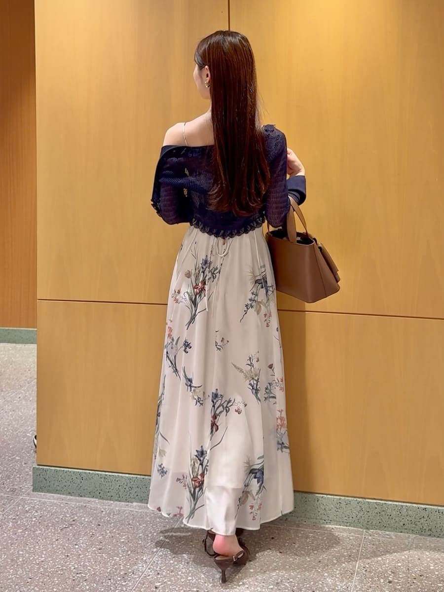 ブルー系のカーディガン/ボレロ、ホワイト系のワンピース、ブラウン系のハンドバッグを着用したレディースの冬コーディネートの3枚目の写真