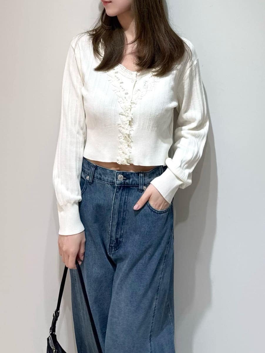 ブルー系のデニムパンツ、ホワイト系のカーディガン/ボレロ、ブラック系のサンダルを着用したレディースの夏コーディネートの3枚目の写真