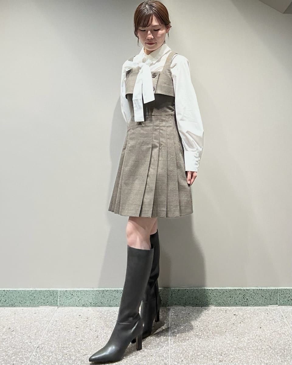 その他のワンピース、ホワイト系のシャツ/ブラウス、グレー系のブーツを着用したレディースの秋コーディネートの2枚目の写真