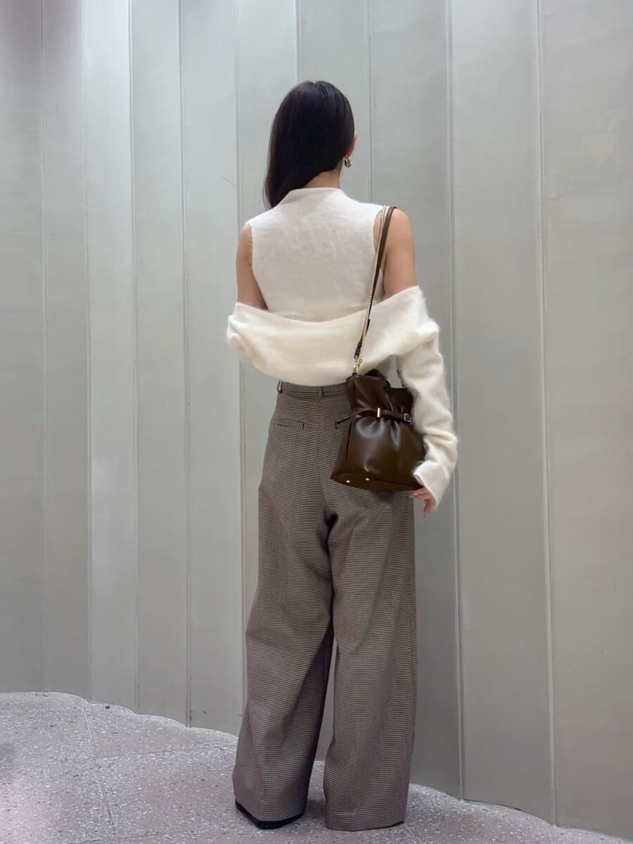 その他のその他パンツ、ホワイト系のTシャツ/カットソー、ホワイト系のカーディガン/ボレロを着用したレディースの秋コーディネートの3枚目の写真