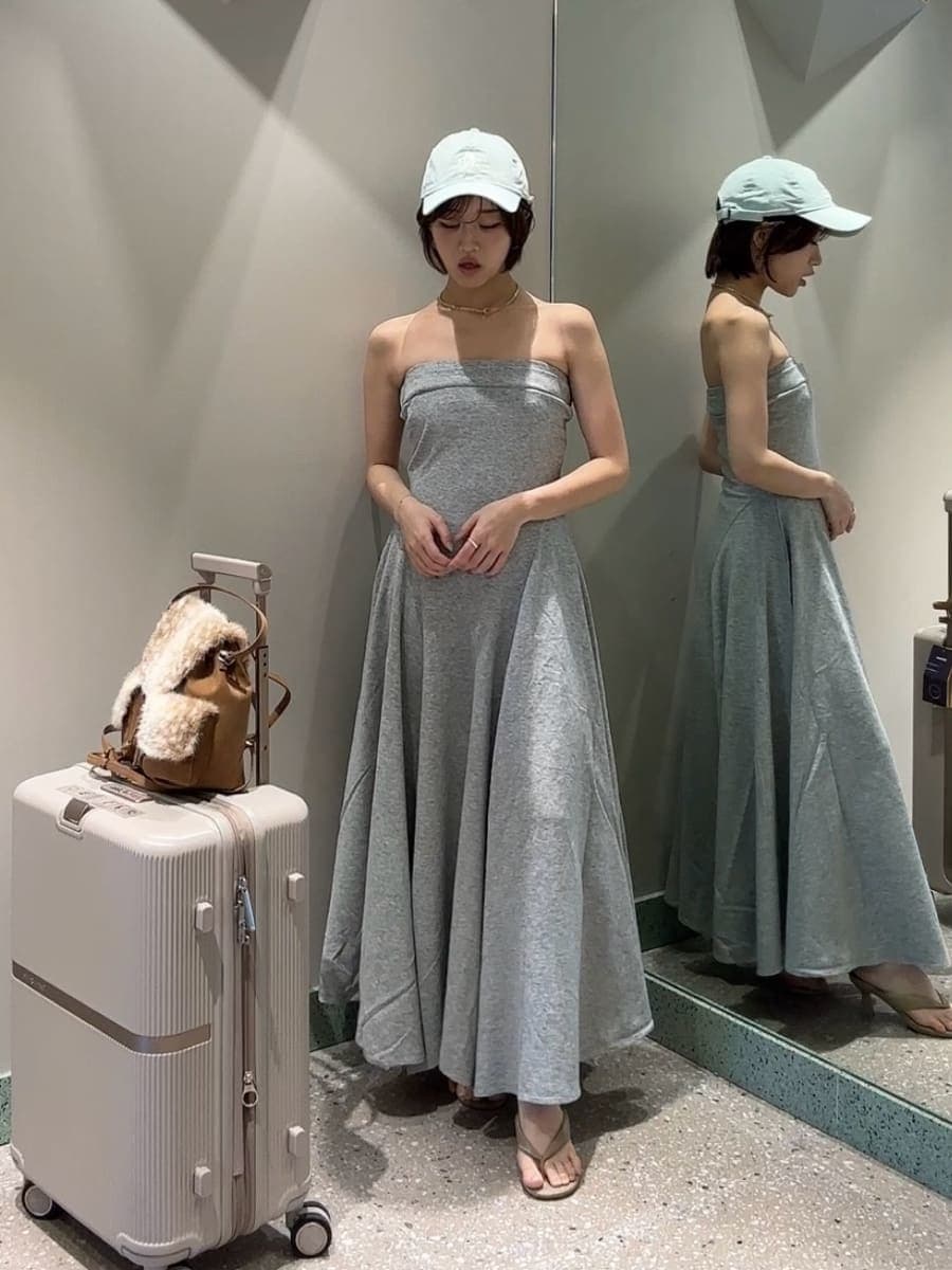 グレー系のワンピース、グレー系のパーカー、その他のバックパック/リュックを着用したレディースの夏コーディネートの6枚目の写真
