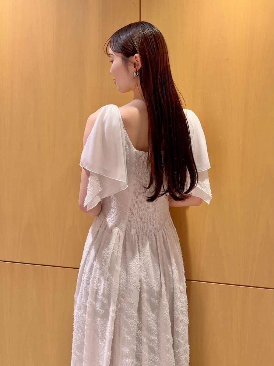 ホワイト系のワンピース、その他のパンプス、ブラック系のショルダーバッグを着用したレディースの春コーディネートの6枚目の写真
