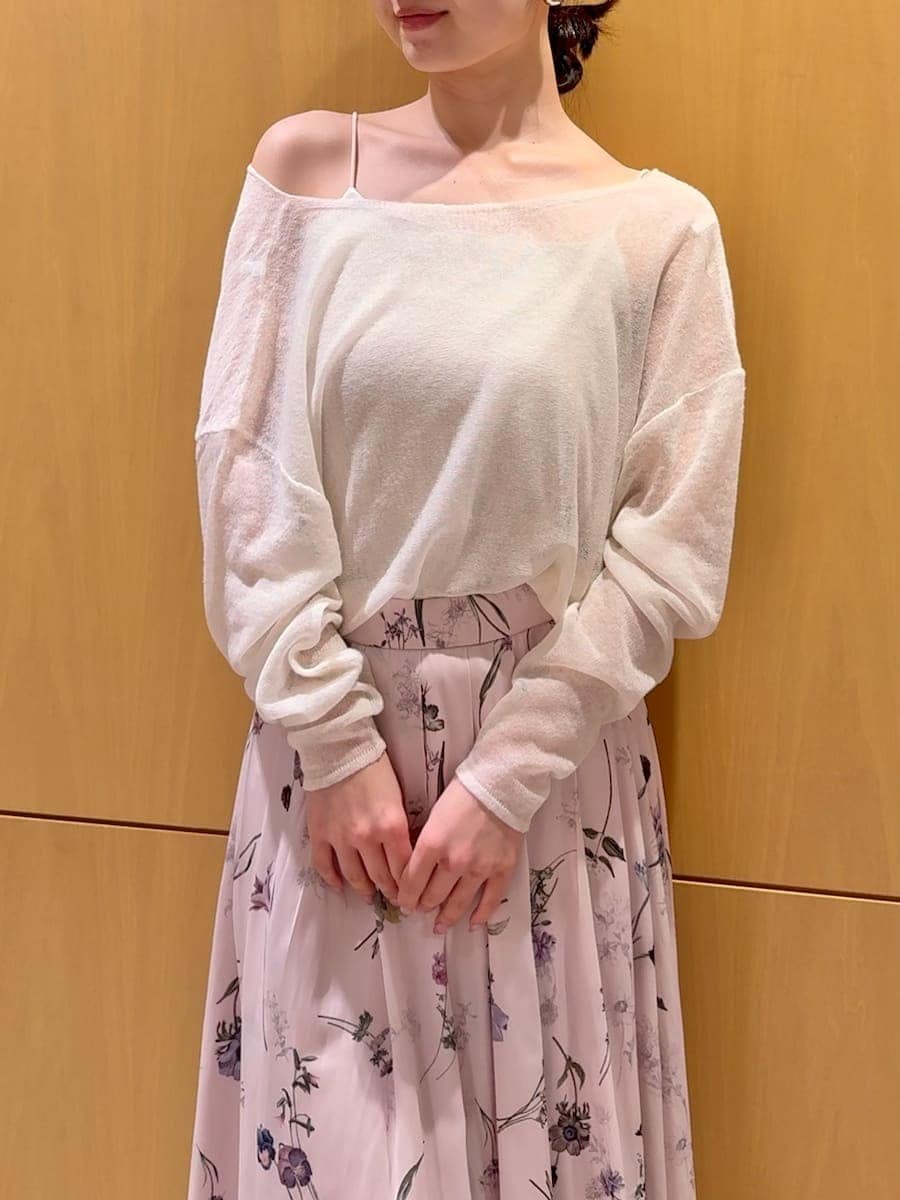 ピンク系のショルダーバッグ、ピンク系のスカート、ホワイト系のニット/セーターを着用したレディースの冬コーディネートの4枚目の写真