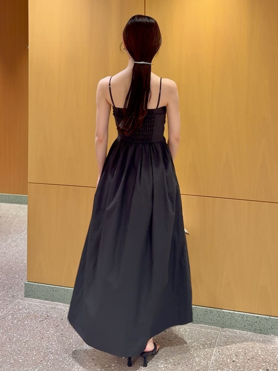 ブラック系のパーカー、ブラック系のワンピースを着用したレディースの夏コーディネートの4枚目の写真