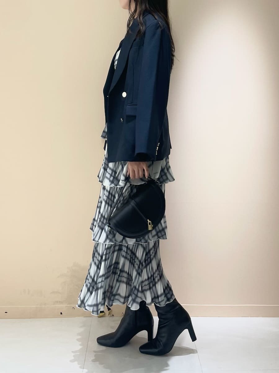 ブルー系のテーラードジャケット、その他のワンピース、ブラック系のブーツを着用したレディースの秋コーディネートの2枚目の写真