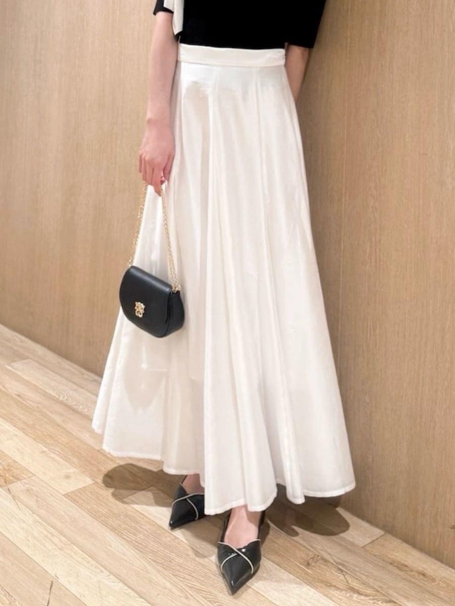 ブラック系のパンプス、ブラック系のショルダーバッグ、ブラック系のニット/セーターを着用したレディースの春コーディネートの5枚目の写真