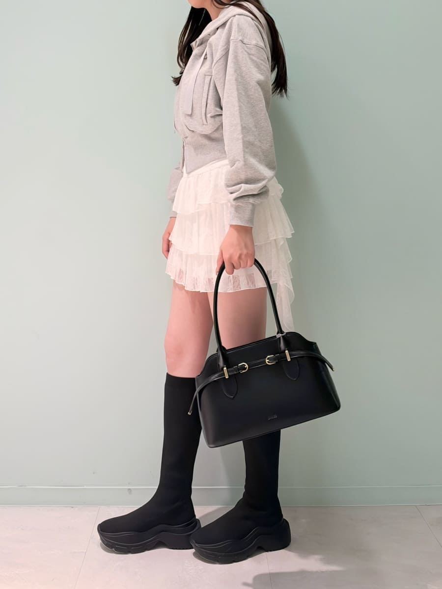 ホワイト系のその他パンツ、グレー系のパーカー、その他のブーツを着用したレディースの秋コーディネートの3枚目の写真