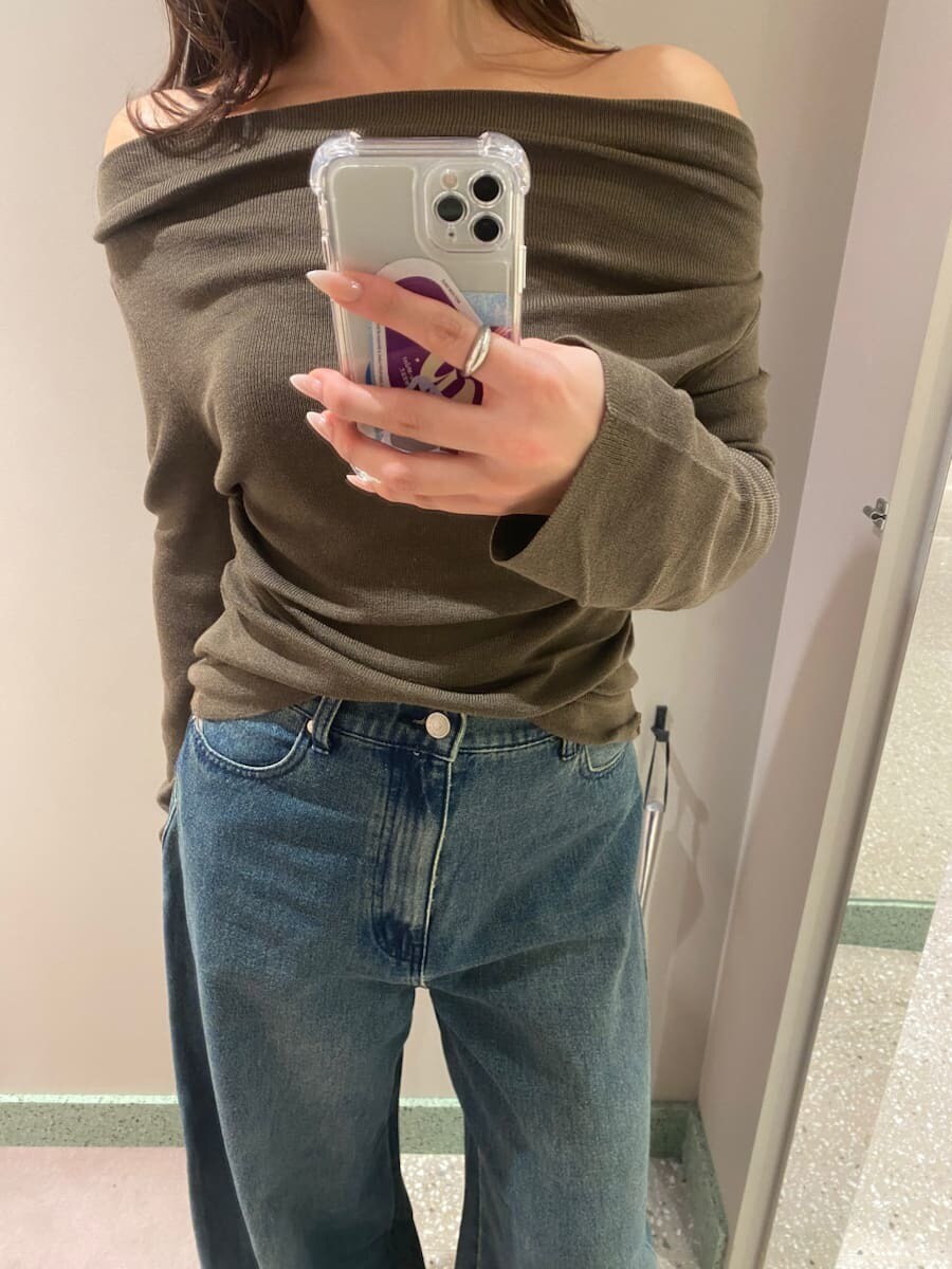 ブルー系のデニムパンツ、ブラウン系のニット/セーター、ブラック系のブーツを着用したレディースの秋コーディネートの8枚目の写真