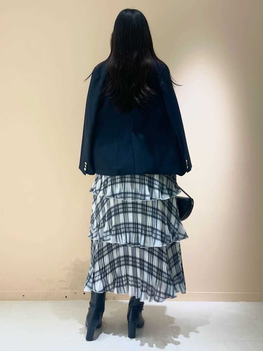 ブルー系のテーラードジャケット、その他のワンピース、ブラック系のブーツを着用したレディースの秋コーディネートの3枚目の写真