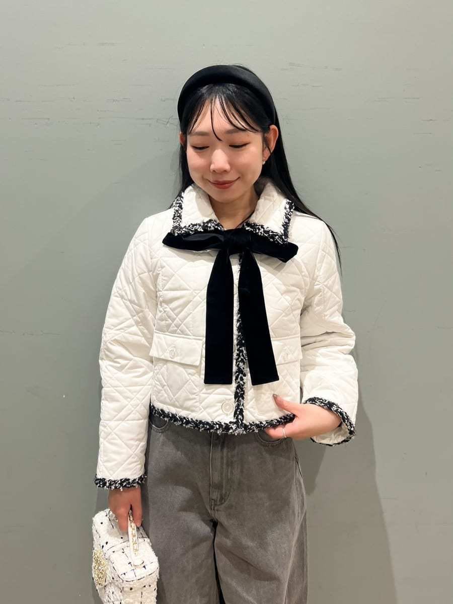 ホワイト系のテーラードジャケット、グレー系のデニムパンツ、グレー系のニット/セーターを着用したレディースの秋コーディネートの6枚目の写真