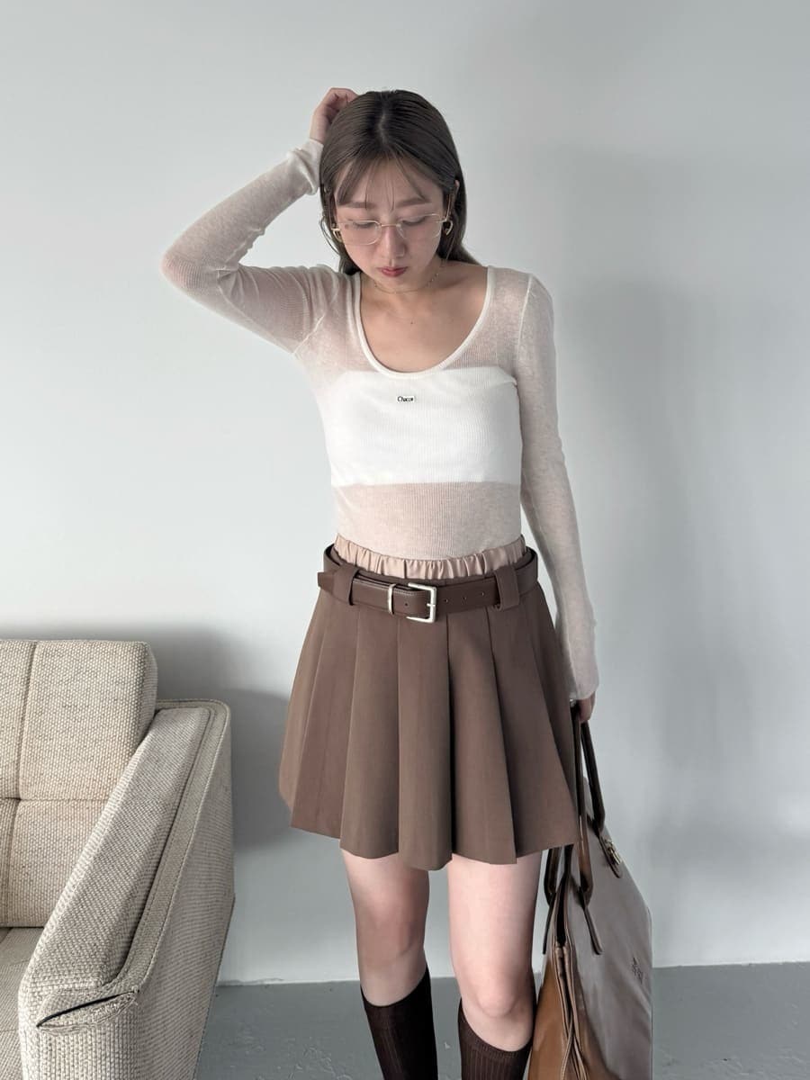 ホワイト系のニット/セーター、ブラウン系のその他パンツ、ブラウン系のハンドバッグを着用したレディースの夏コーディネートの2枚目の写真