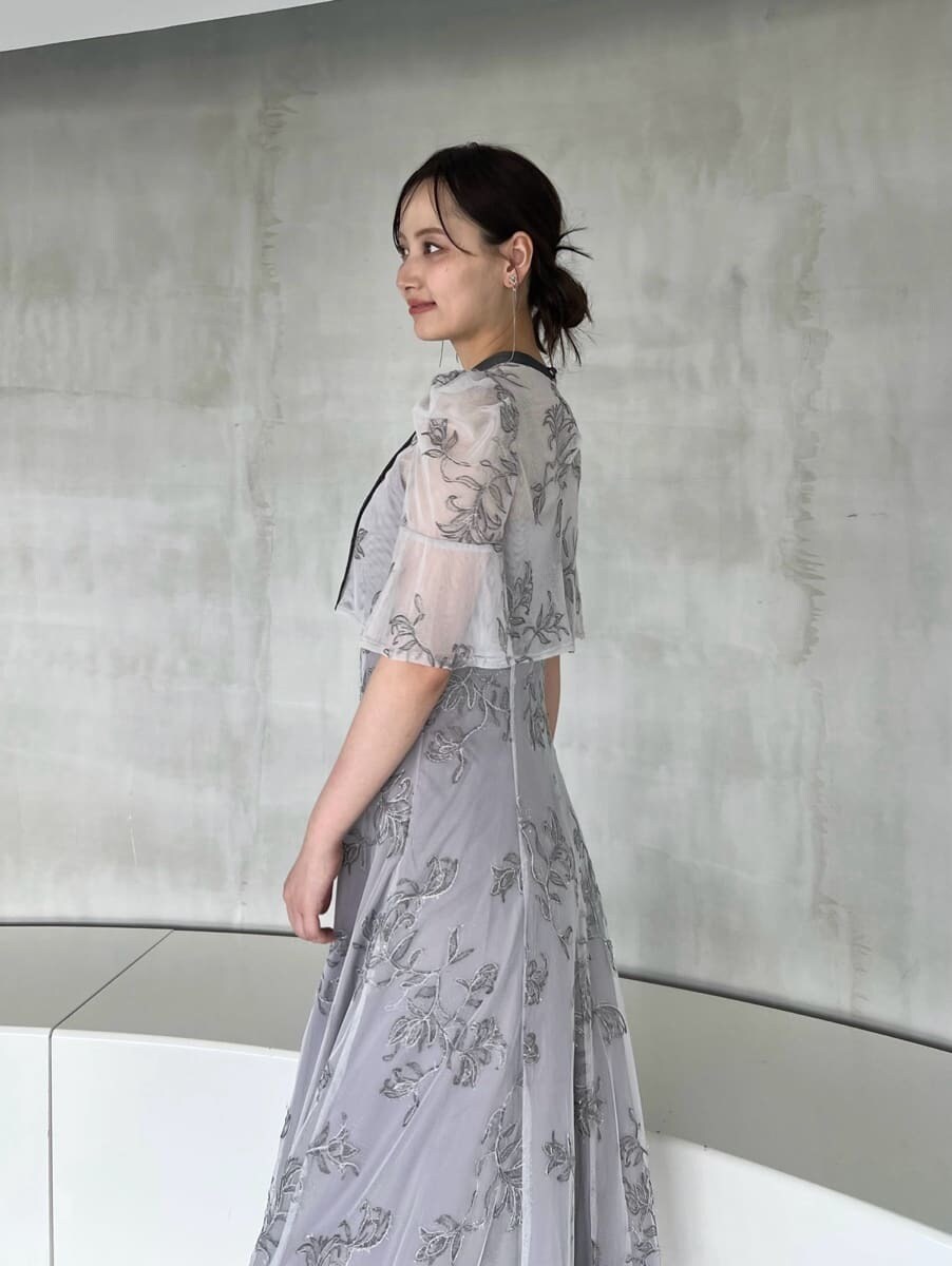 グレー系のワンピースを着用したレディースの秋コーディネートの3枚目の写真