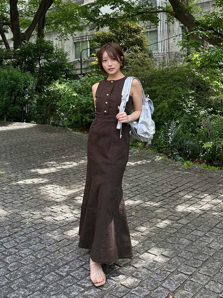 ブラウン系のワンピース、シルバー系のバックパック/リュック、その他のサンダルを着用したレディースの春コーディネートの5枚目の写真