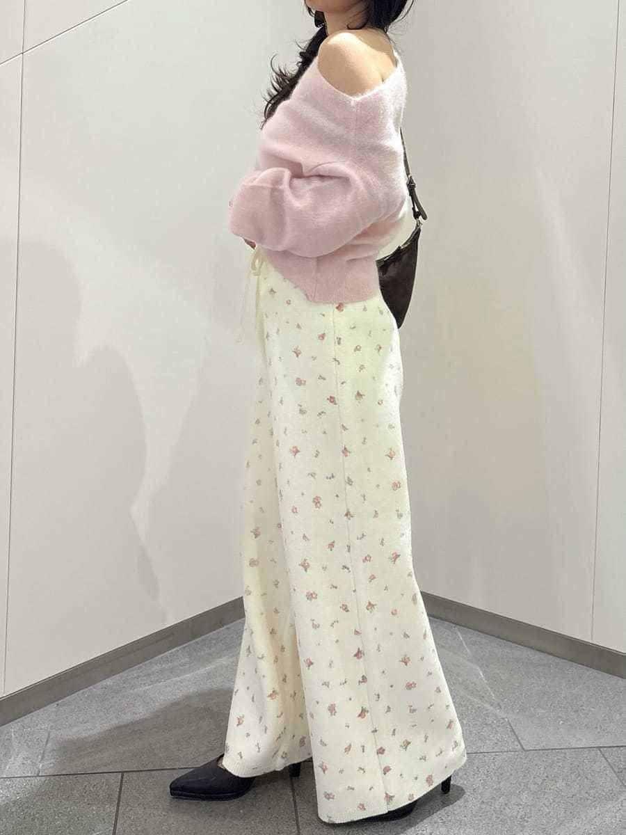 その他のその他パンツ、ピンク系のニット/セーター、ブラウン系のパンプスを着用したレディースの秋コーディネートの5枚目の写真