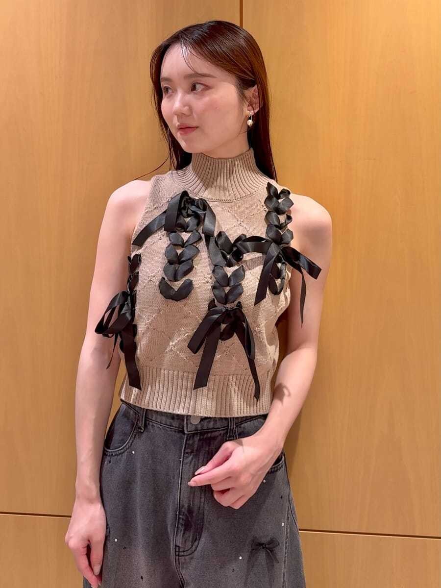 ブラック系のショルダーバッグ、ブラック系のその他パンツ、ベージュ系のニット/セーターを着用したレディースの夏コーディネートの5枚目の写真