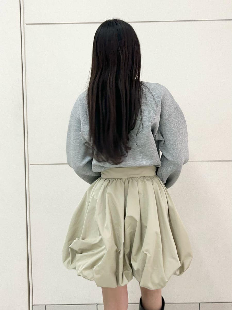 ブラック系のブーツ、グレー系のスウェット、ベージュ系のその他パンツを着用したレディースの冬コーディネートの7枚目の写真