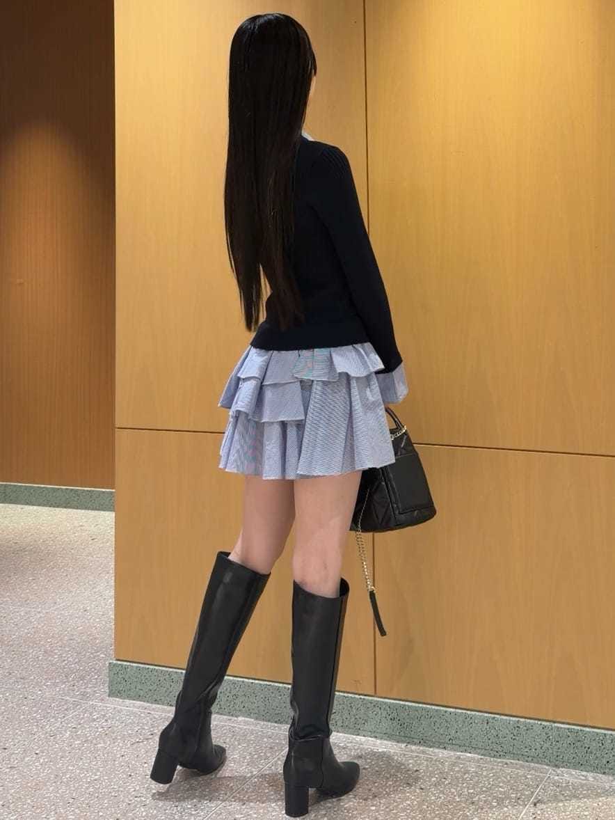 ブルー系のワンピース、ブラック系のブーツ、ブラック系のショルダーバッグを着用したレディースの秋コーディネートの3枚目の写真