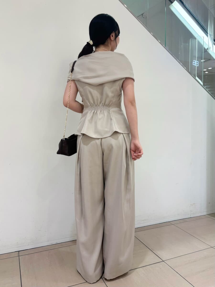 ベージュ系のその他パンツ、ベージュ系のシャツ/ブラウスを着用したレディースの夏コーディネートの5枚目の写真