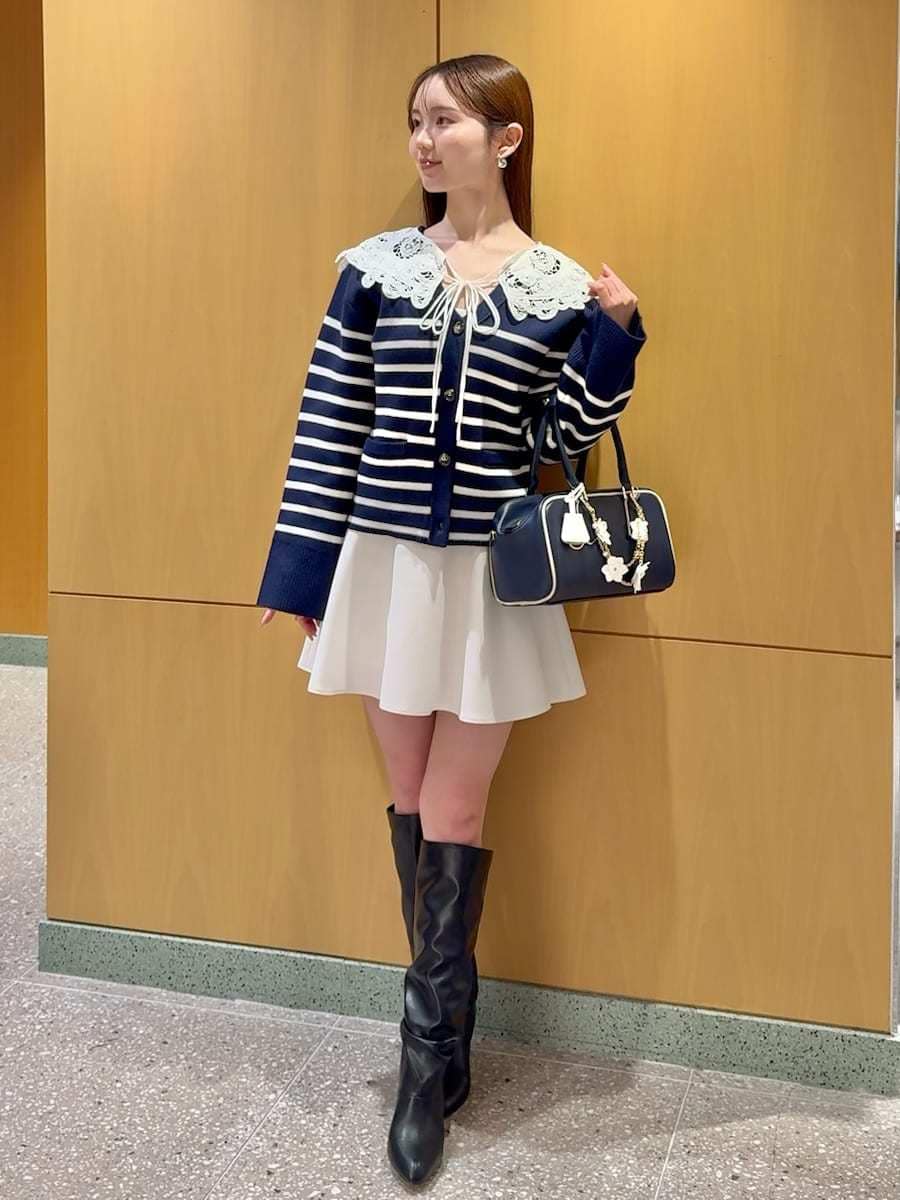 ホワイト系のその他パンツ、その他のカーディガン/ボレロ、ブルー系のボストンバッグを着用したレディースの冬コーディネートの2枚目の写真