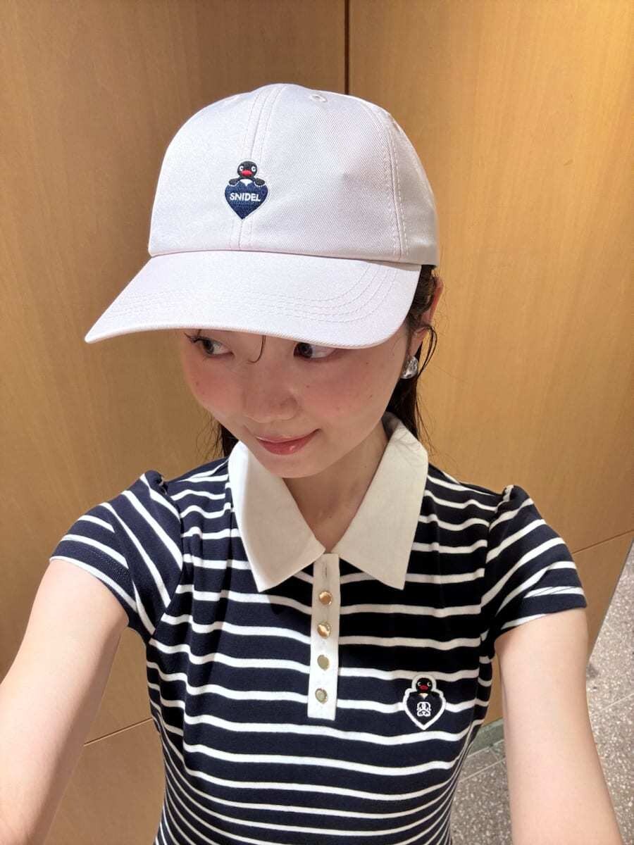 ブルー系のワンピース、ブラック系のサンダル、ブラック系のトートバッグを着用したレディースの夏コーディネートの7枚目の写真