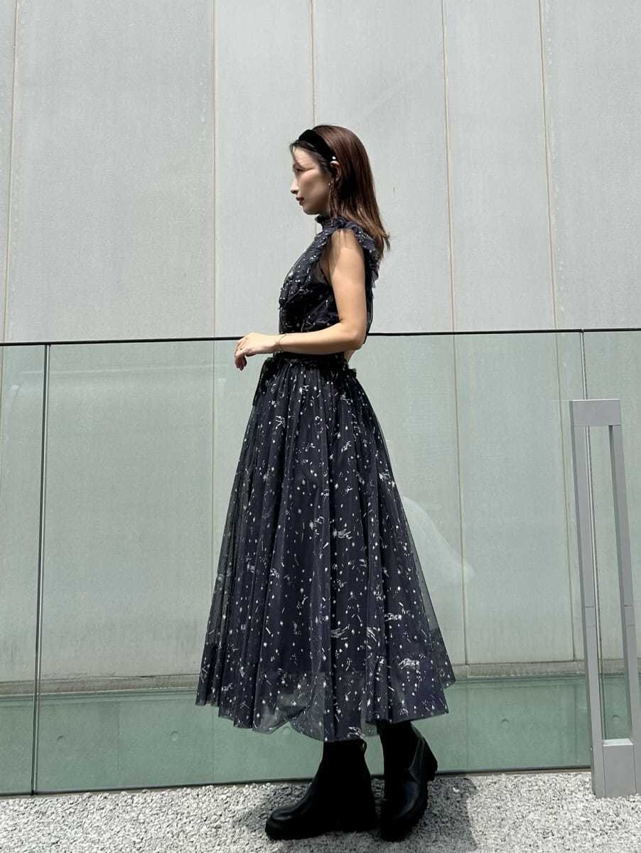 ブルー系のシャツ/ブラウス、ブルー系のスカート、ブラック系のカチューシャを着用したレディースの夏コーディネートの3枚目の写真