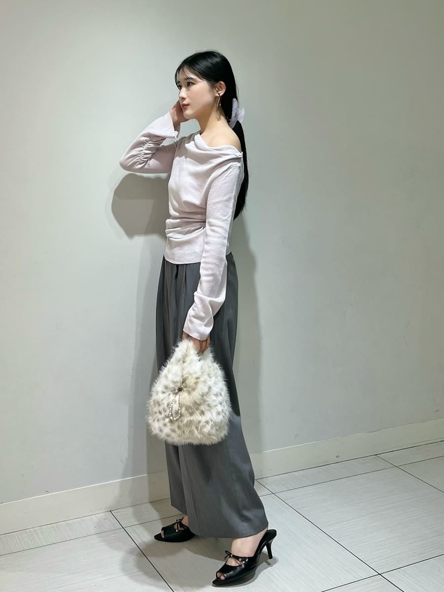 グレー系のその他パンツ、ピンク系のニット/セーター、ブラック系のサンダルを着用したレディースの秋コーディネートの2枚目の写真