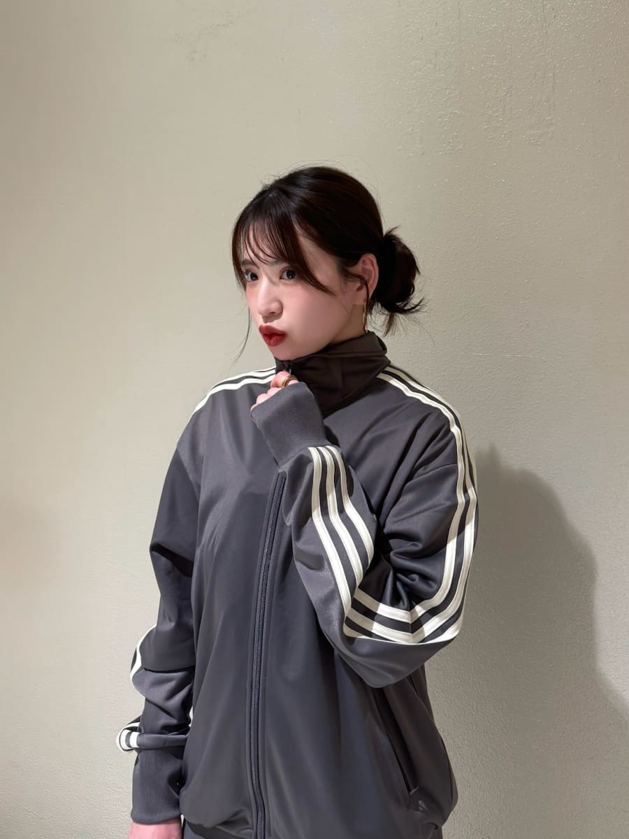 その他のスカート、その他のキャミソール、グリーン系のカーディガン/ボレロを着用したレディースの春コーディネートの4枚目の写真