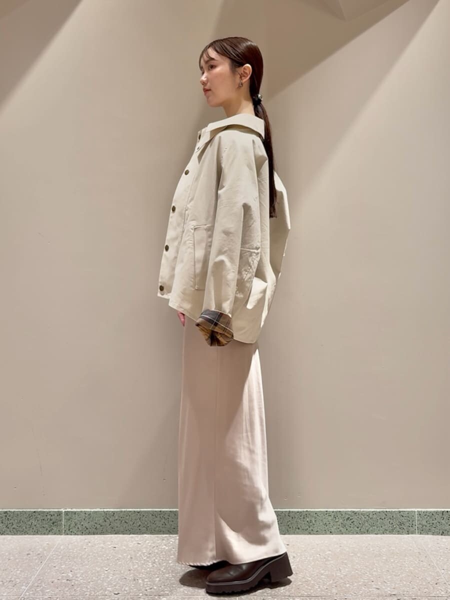ホワイト系のブルゾン、ブラウン系のチャームを着用したレディースの秋コーディネートの3枚目の写真