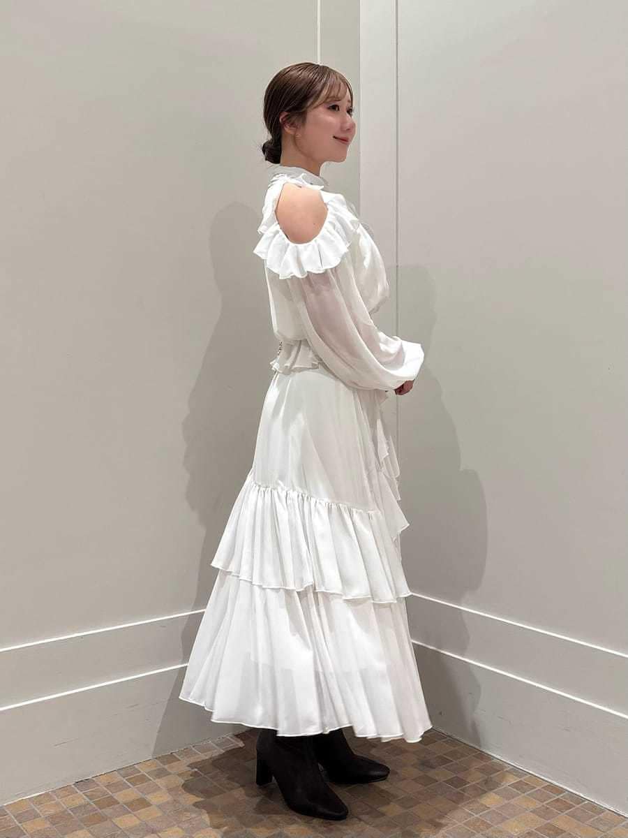 グレー系のブルゾン、ホワイト系のシャツ/ブラウス、ホワイト系のスカートを着用したレディースの秋コーディネートの5枚目の写真