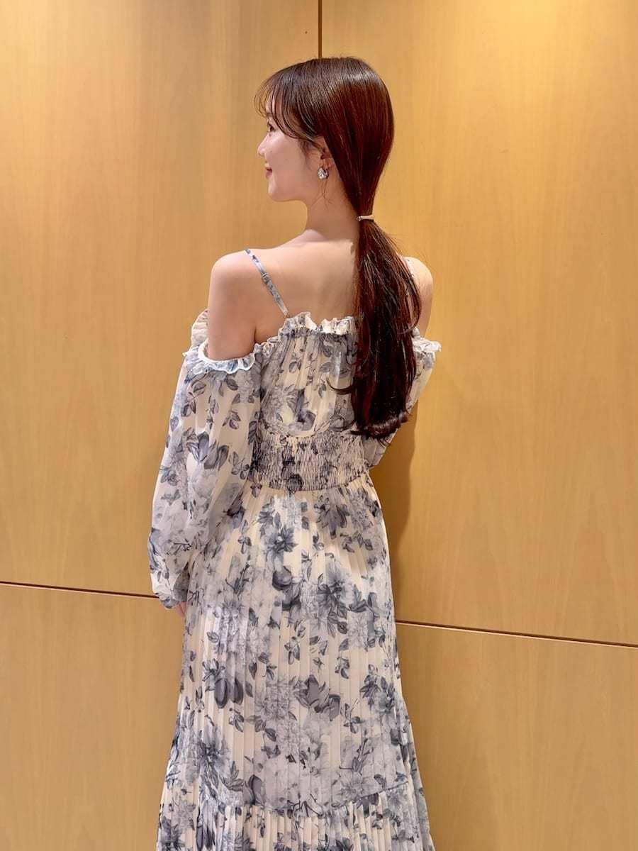 ブルー系のブルゾン、イエロー系のワンピース、ブルー系のトートバッグを着用したレディースの冬コーディネートの10枚目の写真