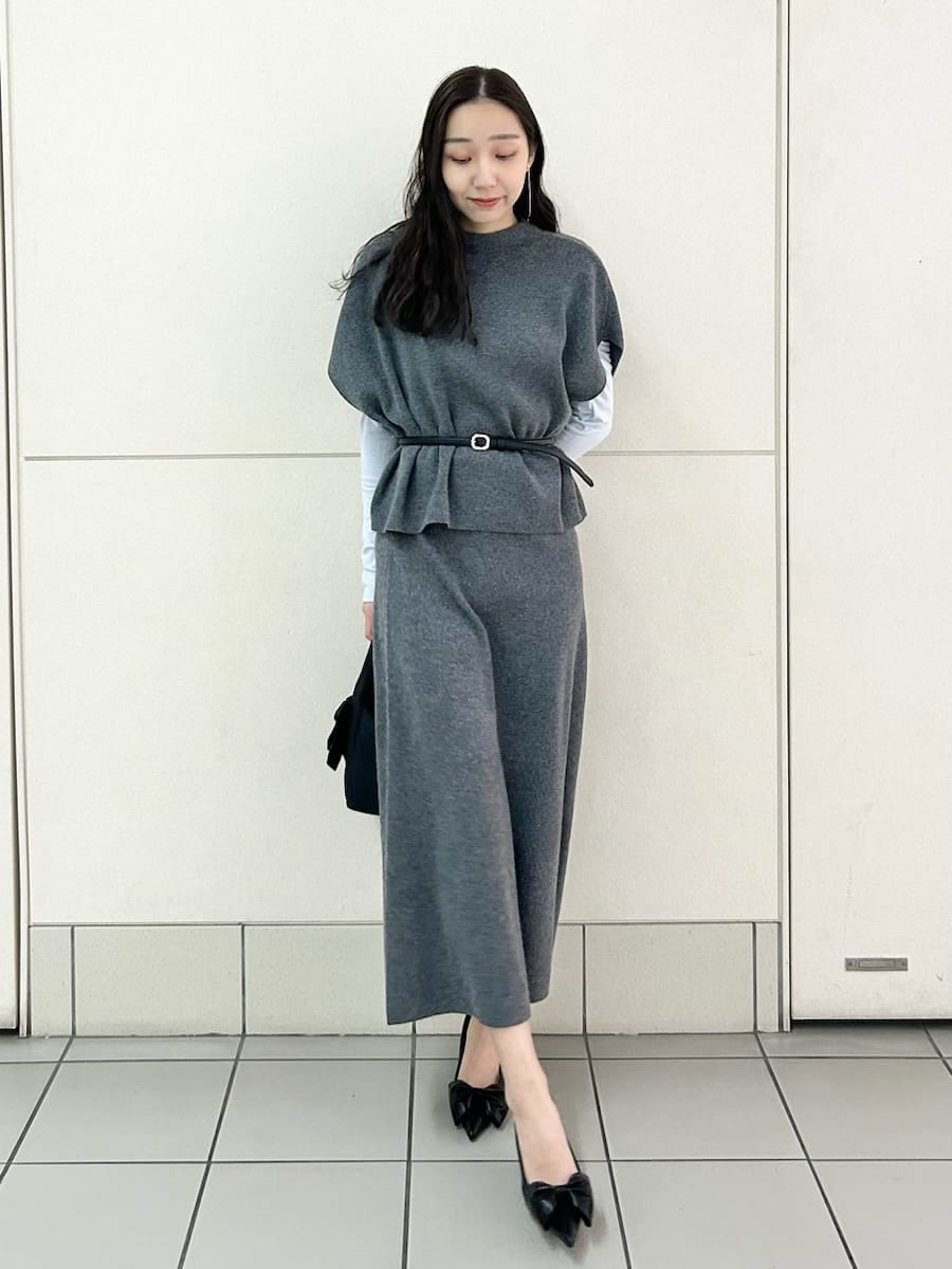 グレー系のワンピース、ブルー系のTシャツ/カットソーを着用したレディースの冬コーディネートの2枚目の写真