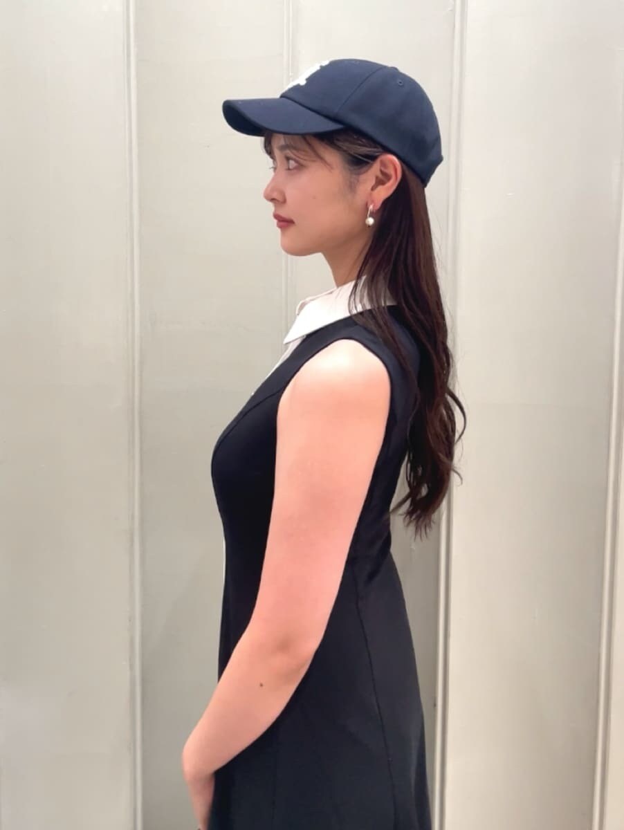 その他のワンピース、ブラック系のサンダル、ブラック系のバックパック/リュックを着用したレディースの夏コーディネートの7枚目の写真