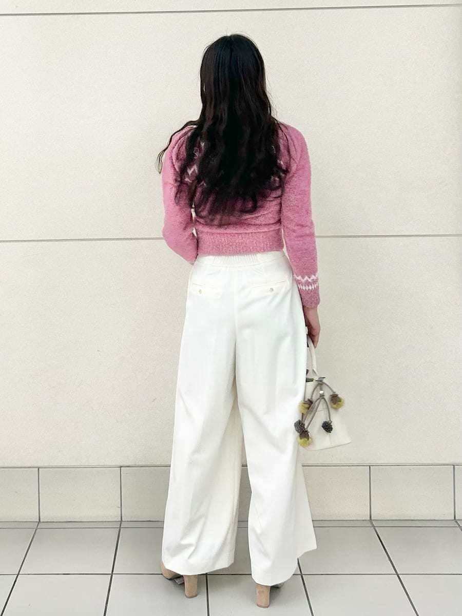 ベージュ系のブーツ、ホワイト系のスラックス、ピンク系のニット/セーターを着用したレディースの冬コーディネートの4枚目の写真