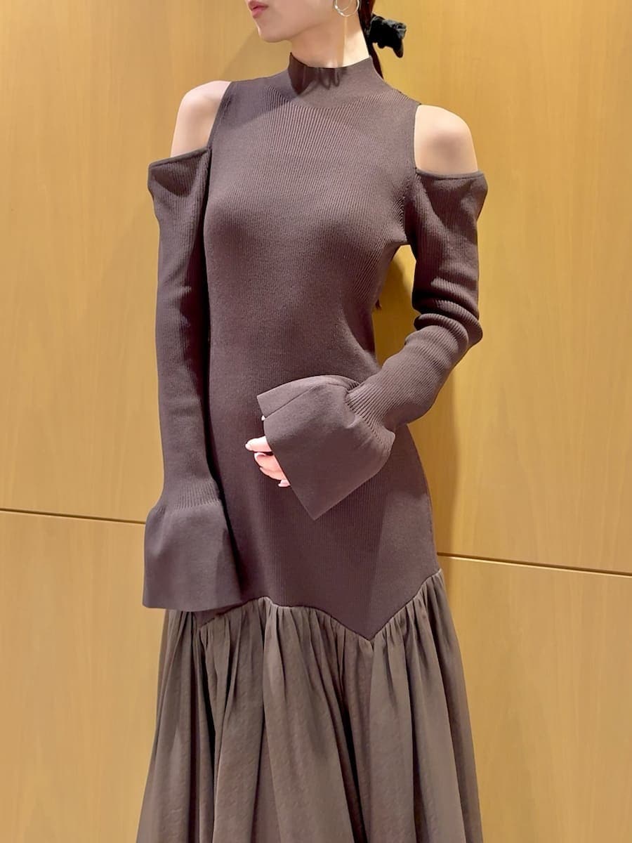 レッド系のブーツ、ブラウン系のワンピース、ブラウン系のハンドバッグを着用したレディースの秋コーディネートの4枚目の写真