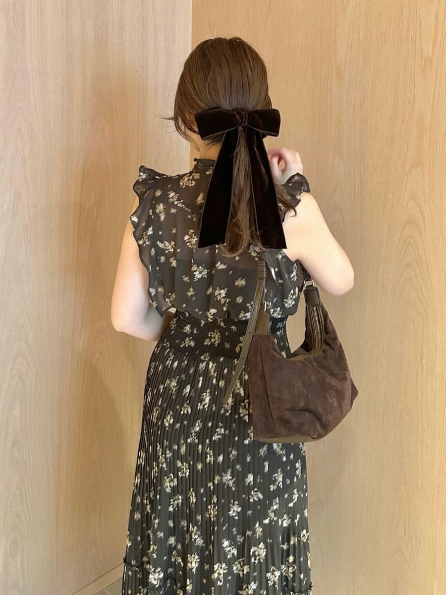 ブラウン系のワンピース、ブラウン系のブーツ、ブラウン系のその他ヘアアクセサリーを着用したレディースの夏コーディネートの4枚目の写真