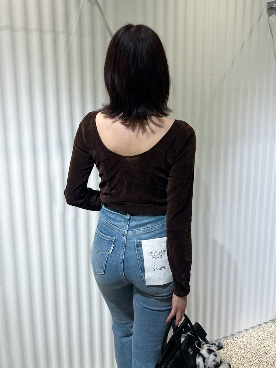 ホワイト系のチェスターコート、ブラウン系のTシャツ/カットソー、ブルー系のその他パンツを着用したレディースの秋コーディネートの6枚目の写真