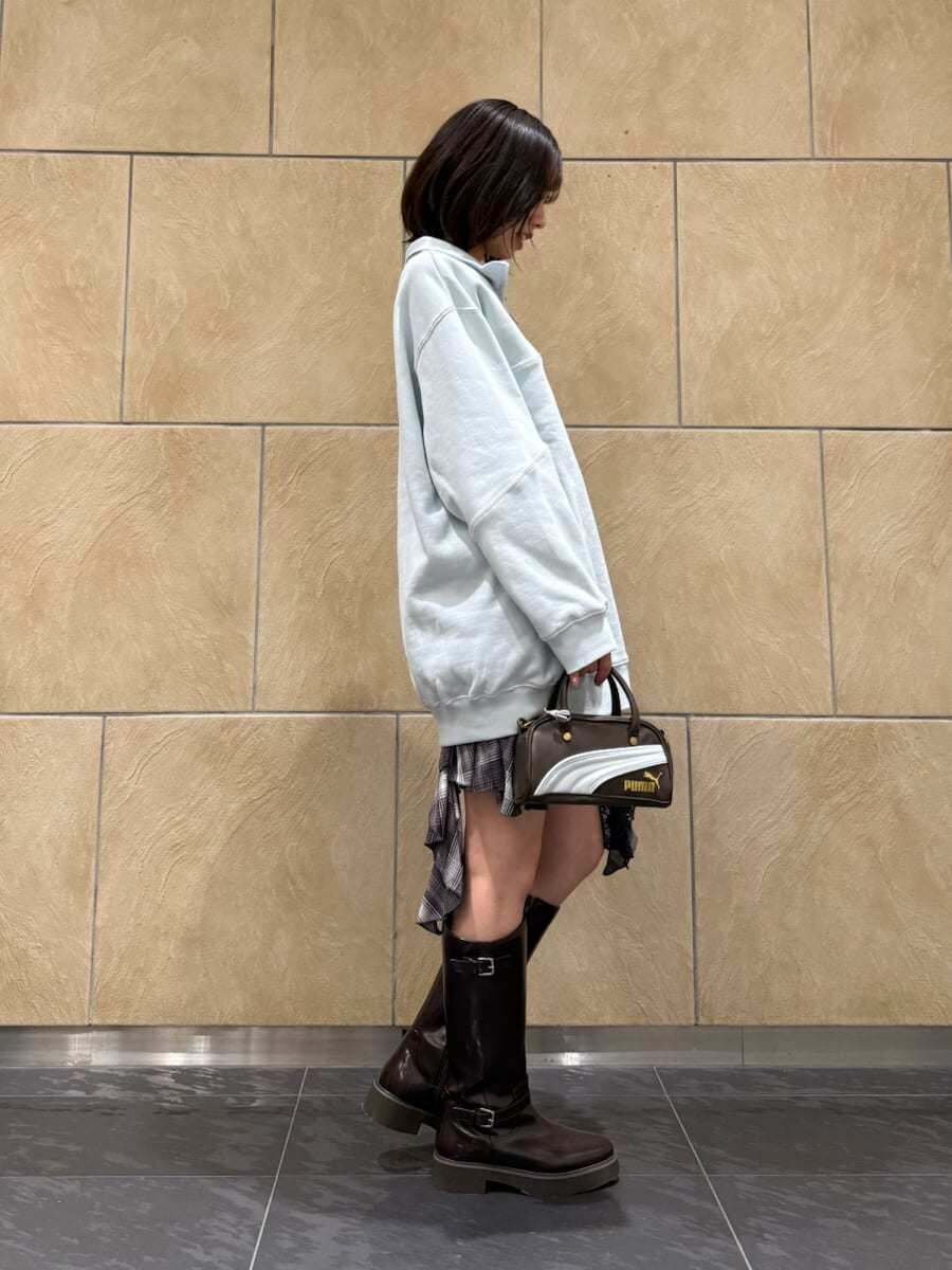 ブラウン系のブーツ、ブラウン系のブーツ、ブラウン系のブーツを着用したレディースの秋コーディネートの3枚目の写真