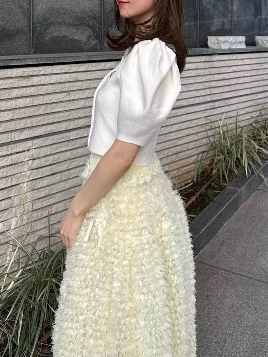 ホワイト系のカーディガン/ボレロ、その他のパンプス、ホワイト系のショルダーバッグを着用したレディースの春コーディネートの4枚目の写真