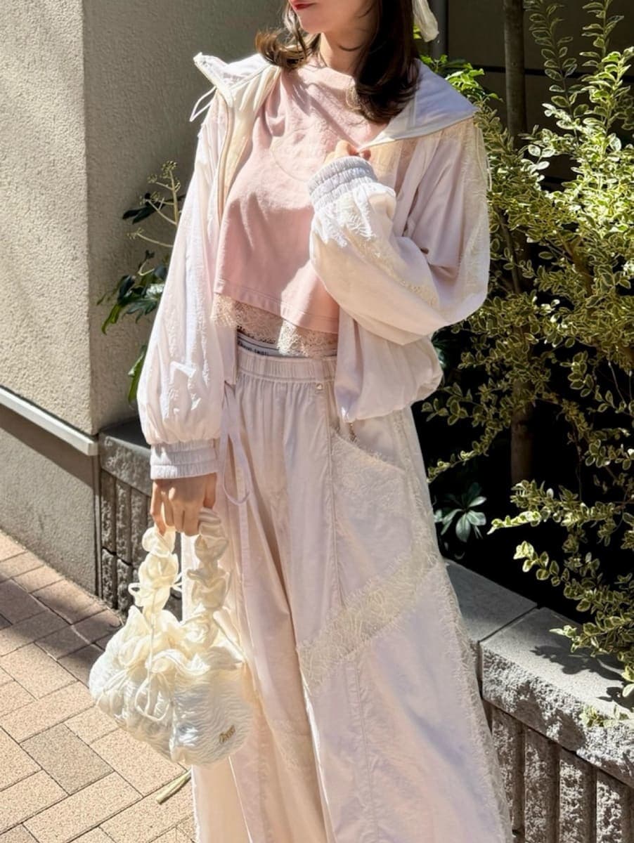 ホワイト系のブルゾン、ホワイト系のその他パンツ、ピンク系のTシャツ/カットソーを着用したレディースの春コーディネートの3枚目の写真