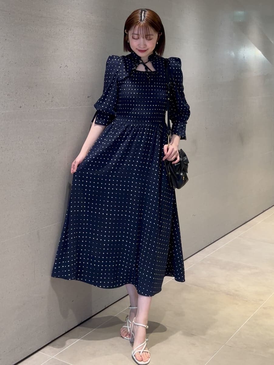 ブルー系のワンピースを着用したレディースの春コーディネートの2枚目の写真