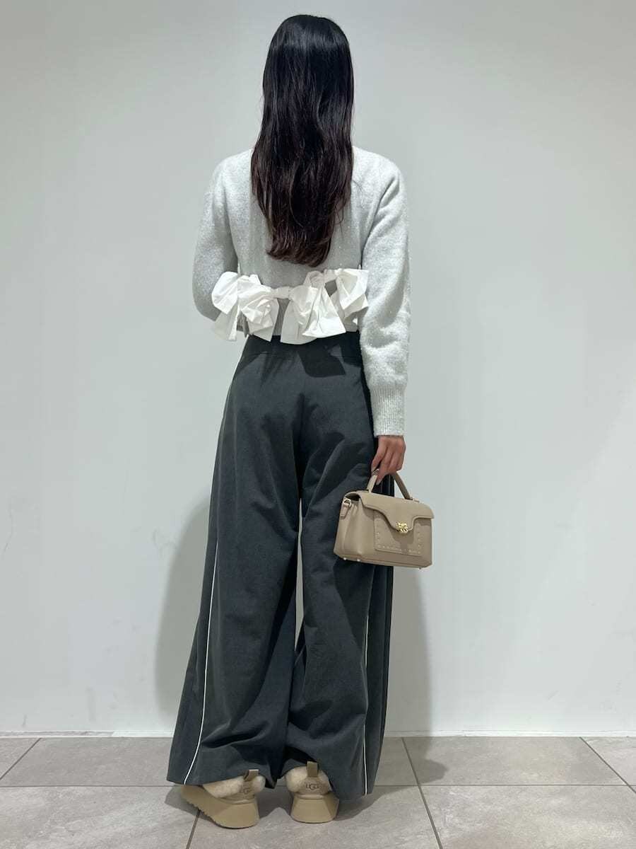 ホワイト系のニット/セーター、グレー系のその他パンツ、ベージュ系のショルダーバッグを着用したレディースの秋コーディネートの3枚目の写真