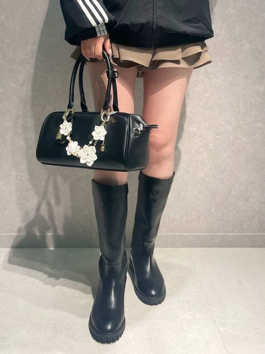 ブラウン系のその他パンツ、ブラック系のブルゾン、ブラック系のボストンバッグを着用したレディースの冬コーディネートの6枚目の写真