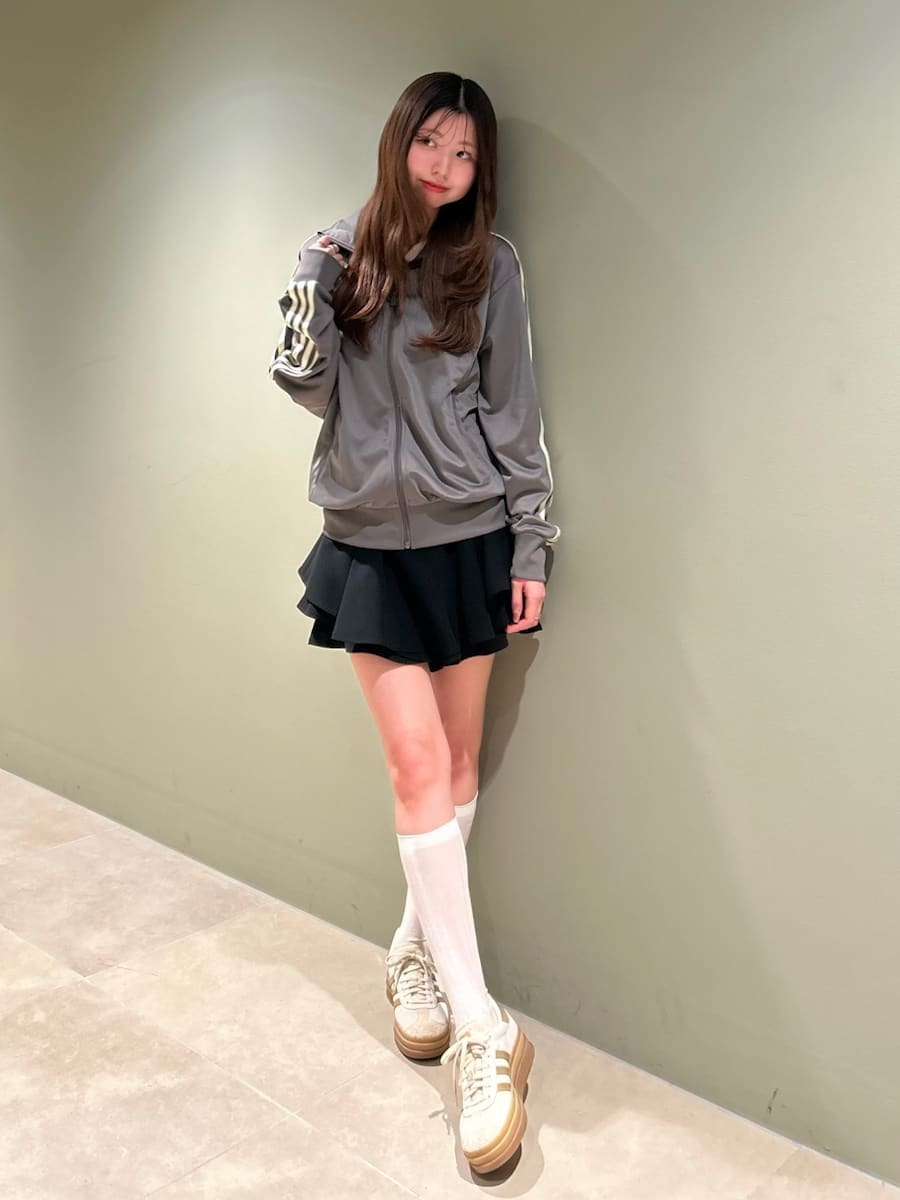 ブラック系のその他パンツを着用したレディースの冬コーディネートの2枚目の写真