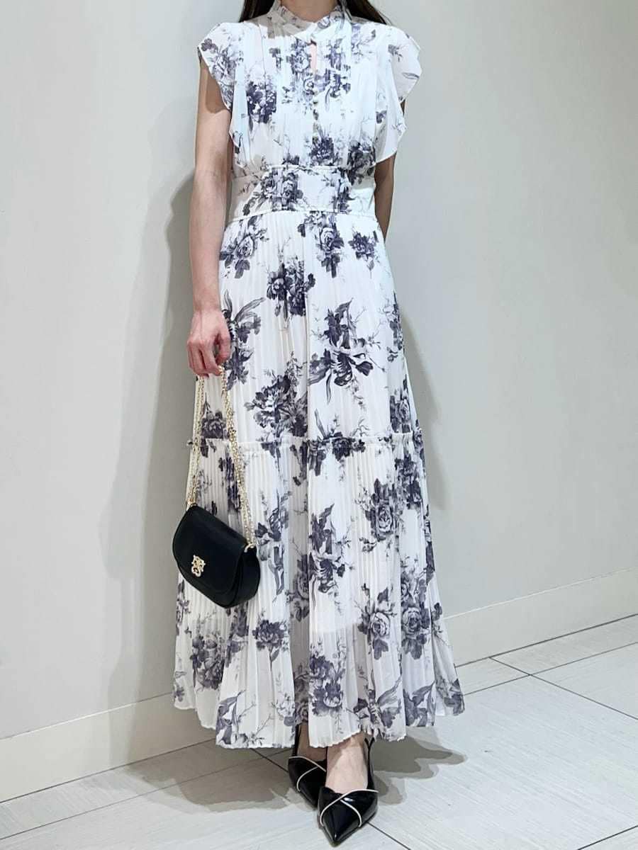 ホワイト系のワンピース、ブラック系のパンプス、ブラック系のショルダーバッグを着用したレディースの春コーディネートの3枚目の写真