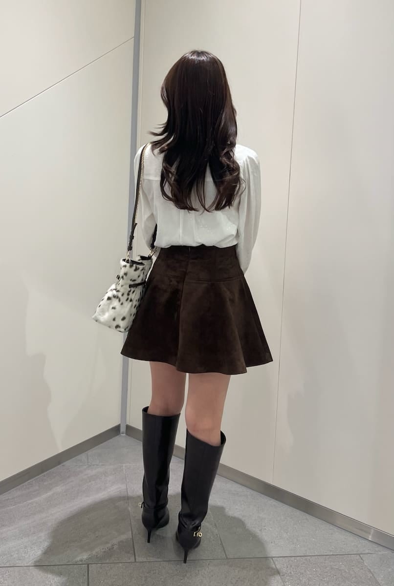 ブラウン系のノーカラージャケット、ブラウン系のその他パンツ、ホワイト系のシャツ/ブラウスを着用したレディースの秋コーディネートの7枚目の写真