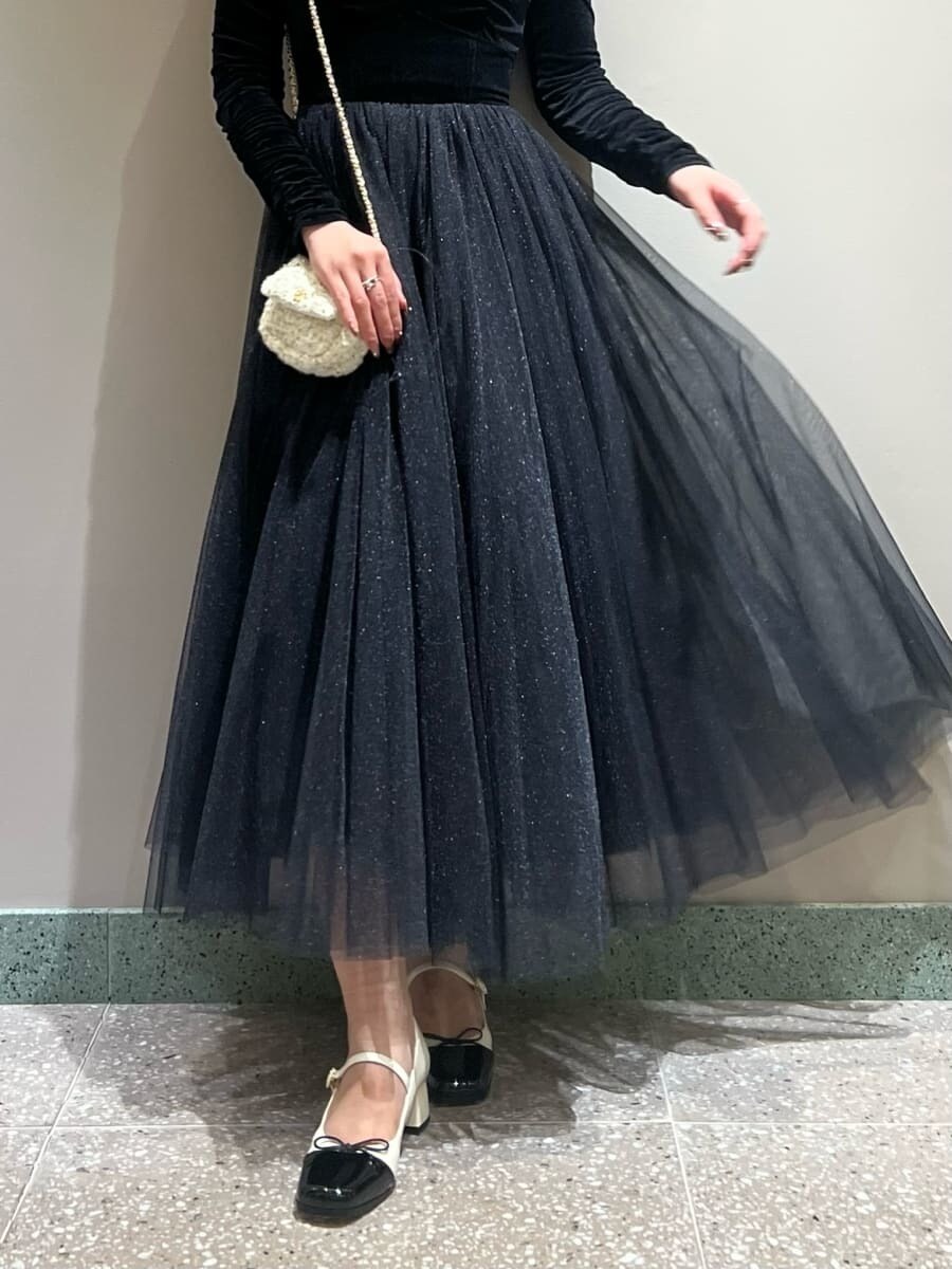 ブラック系のワンピース、ホワイト系のショルダーバッグ、その他のパンプスを着用したレディースの秋コーディネートの6枚目の写真