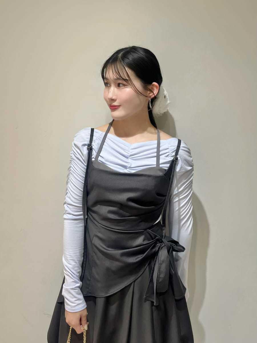 グレー系のワンピース、ブルー系のTシャツ/カットソー、ブラック系のショルダーバッグを着用したレディースの春コーディネートの4枚目の写真