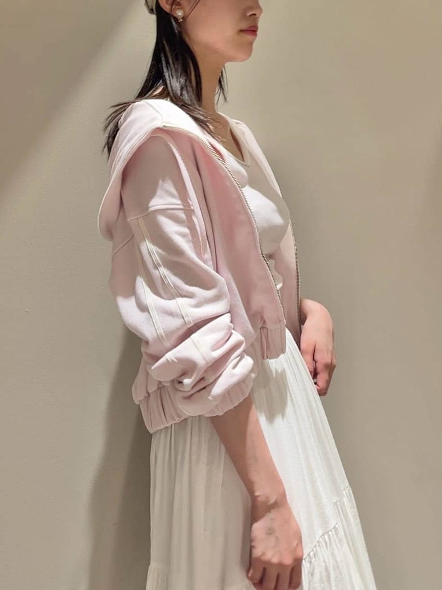 ピンク系のパーカー、ピンク系のタンクトップ、ホワイト系のスカートを着用したレディースの夏コーディネートの7枚目の写真